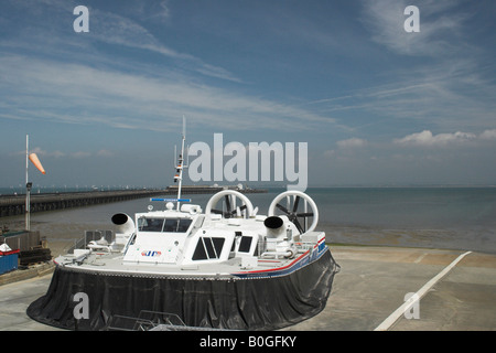 Un aéroglisseur à Porstmouth à Ryde Ryde. Banque D'Images