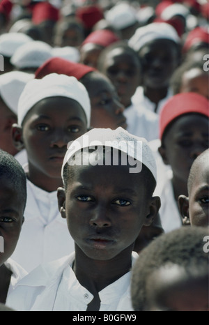 Une foule d'écoliers musulmans, la Gambie. Banque D'Images