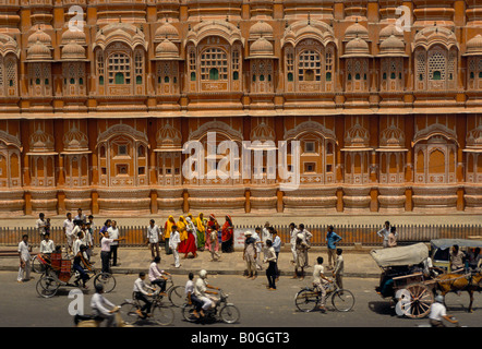 Les gens dans la rue devant le palais des vents, Jaipur, Inde. Banque D'Images