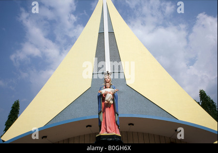 Détail de l'église du Sacré-Cœur avec statue de la Vierge Marie, Poovarany, Inde. Banque D'Images