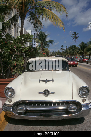 1954 Oldsmobile vintage garée dans Ocean Drive quartier Art-déco de South Miami Florida USA Banque D'Images