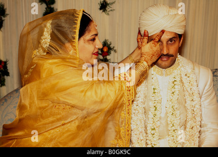 Le marié et sa mère se préparer pour un mariage, le Pakistan. Banque D'Images