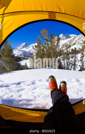 Vue d'une tente dôme jaune en hiver peu d'Inyo National Forest de la Vallée des Lacs de la Sierra Nevada en Californie Banque D'Images