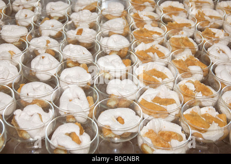 Lignes de Tiramisu dessert réalisés dans la cuisine du restaurant italien Banque D'Images