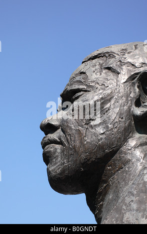 Statue de Nelson Mandela à l'extérieur du Royal Festival Hall de Londres par sculpture Ian Walters Banque D'Images