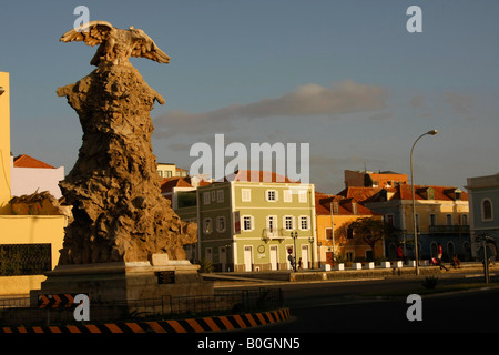 Et Pierre eagel square Praça Dom Joao II à Mindelo Sao Vicente island Cape Banque D'Images