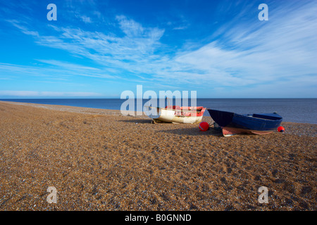 Un matin de printemps à Claj suivant la mer jusqu'à la plage de galets vers Blakeney sur la côte nord du comté de Norfolk Banque D'Images