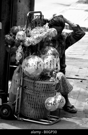 Dame sur Sukhumvit Road, discothèque vente boules miroirs, Bangkok Banque D'Images