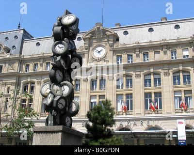 La gare la Gare St Lazare avec horloge sculpture Paris France Banque D'Images