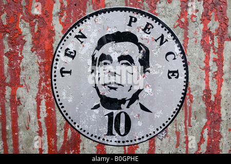 L'art du graffiti du premier ministre Gordon Brown en 10p coin au Festival de canettes à Waterloo London England UK Banque D'Images