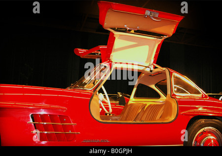 Mercedes 300SL Gullwing rouge avec des portes ouvertes Banque D'Images