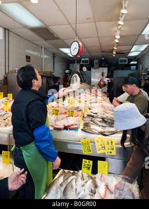 Poissonnier sur Mott Street, Chinatown, Lower Manhattan, New York City Banque D'Images