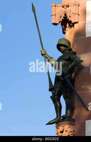 Statue de chevalier en armure sur bâtiment traditionnel à Francfort Banque D'Images