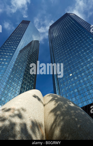 Low Angle view de la Deutsche Bank Towers Frankfurt Banque D'Images