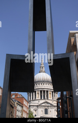 Londres Angleterre Cathédrale St Paul vue à travers l'art moderne le long de Peters Hill Banque D'Images