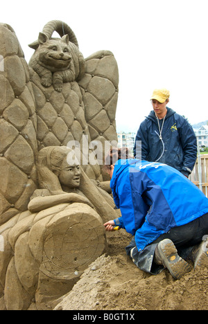 Sculpteurs travaillant au Tournoi des Champions à Harrison Hot Springs Colombie-Britannique Sand Capitale Mondiale de la Sculpture Banque D'Images