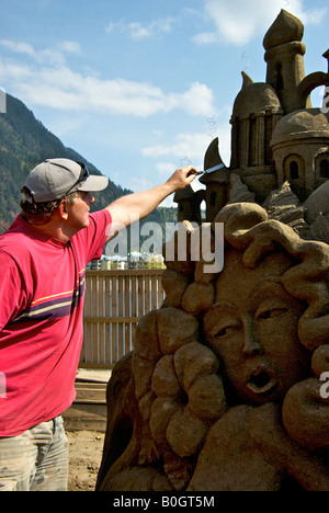 Sculpteur travaillant au Tournoi des Champions à Harrison Hot Springs Colombie-Britannique Sand Capitale Mondiale de la Sculpture Banque D'Images