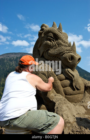 Sculpteur travaillant au Tournoi des Champions à Harrison Hot Springs Sand Capitale Mondiale de la Sculpture Banque D'Images