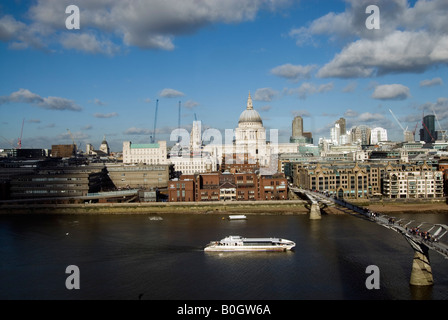 Vue sur la Tamise, le Tate Modern, Londres, Angleterre, Royaume-Uni Banque D'Images