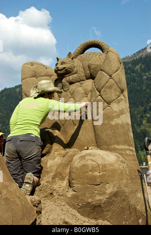 Sculpteur travaillant au Tournoi des Champions à Harrison Hot Springs Sand Capitale Mondiale de la Sculpture Banque D'Images