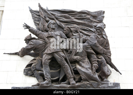 Relief statue en bronze de grande guerre patriotique à l'avant de la gare de Volgograd, Volgograd (ex Stalingrad), Russie Banque D'Images