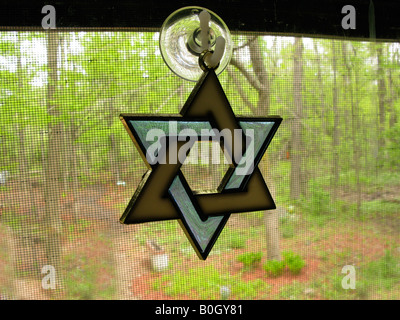 Étoile de David en plastique accroché à la fenêtre. Banque D'Images
