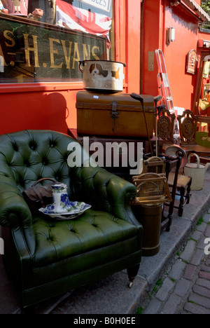 Des chaises et des boîtes à vendre à Alice's antiques shop, Portobello Banque D'Images