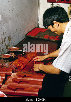 Bâtonnets d'encre rouge moulage artisan en méthode traditionnelle dans l'atelier de Tunxi bâtonnet d'encre dans la province de l'Anhui Banque D'Images