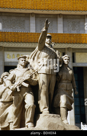 Statue de la place Tiananmen à la révolution en face de la mausolée de Mao Zedong Banque D'Images