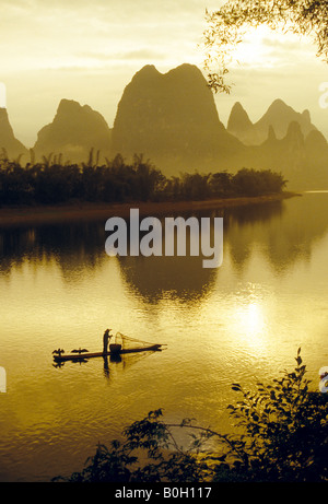 Crépuscule sur la rivière Li près de Xingping avec pêcheur sur Cormorant en radeau de bambou, Guilin/Yangshuo Domaine du Guangxi Banque D'Images
