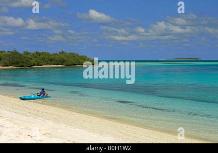 Paradis tropical de Bangaram Island Beach avec des kayakistes et bleu turquoise de la mer dans l'archipel de Lakshadweep Banque D'Images