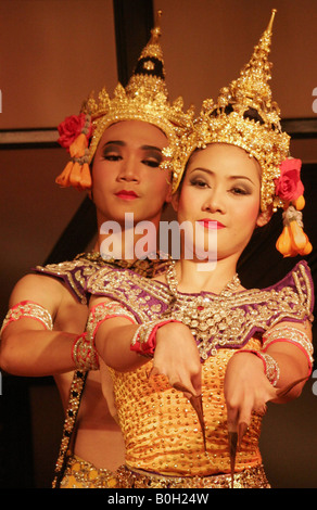 Danseurs thaïlandais en costume Banque D'Images