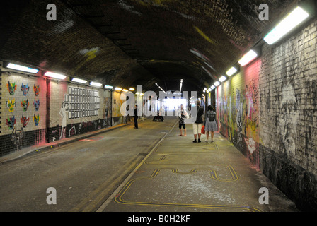 Graffitis sur les murs de Leake Street Londres route fermée tunnel sous la gare de Waterloo des lignes de chemin de fer Banque D'Images