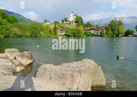 Lac pittoresque et château de Werdenberg au printemps, Rheintal CH Banque D'Images