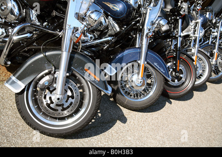 Close up de roues avant d'une rangée de motocyclettes Harley Davidson, UK Banque D'Images