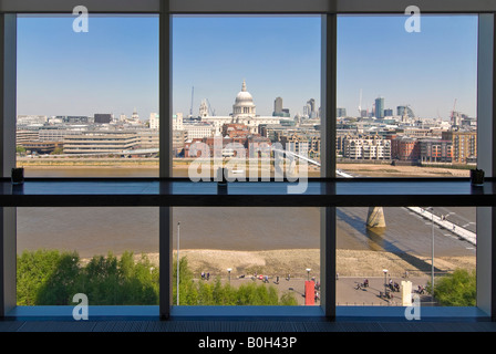 Vue aérienne horizontale sur la tamise vers Ludgate et la cathédrale de St Paul, en une belle journée ensoleillée. Banque D'Images