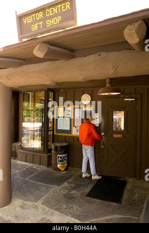 Femme caucasienne entrant dans le centre d'accueil du petit Jean State Park Arkansas USA Banque D'Images