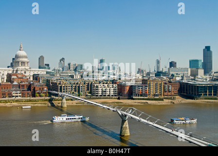 Vue aérienne horizontale au-dessus de Londres de la Cathédrale St Paul et le Millenium Bridge (Pont Wobbly aka) par une belle journée ensoleillée. Banque D'Images