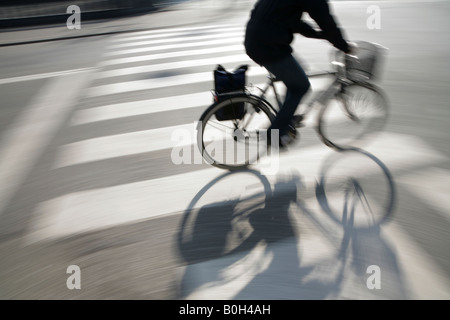 Cycliste à la jonction de route à Copenhague, Danemark. Banque D'Images