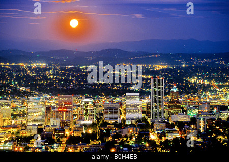 Lune sur les gratte-ciel de Portland Oregon USA Banque D'Images