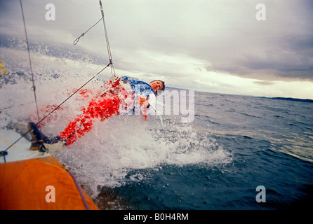 Un marin solitaire est relevé ci-dessus les vagues comme il navigue sur son bateau de course 505 Puget Sound près de Seattle Banque D'Images