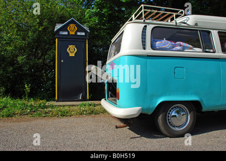 VW camper van parqué par un AA fort. Brancaster, Norfolk, Angleterre Banque D'Images