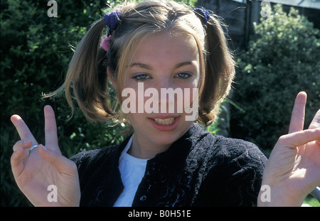 Portrait of teenage girl funky faisant signe de paix Banque D'Images