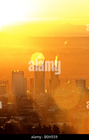 Lever de soleil sur les gratte-ciel de Portland Oregon USA Banque D'Images