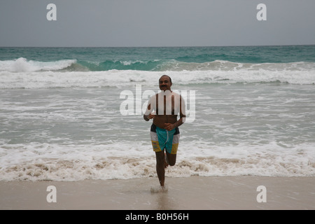 Un man jogging on beach at Andaman Havelock island, Inde Banque D'Images