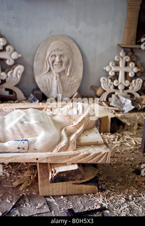 L'INDE CHAMBAKKULAM KERALA boutique de sculpture sur bois avec des statues de Jésus Christ et Mère Teresa symboles chrétiens Banque D'Images