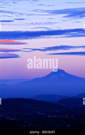 11 mille pieds de Mt Hood qui s'élève au-dessus de bâtiments du centre-ville de Portland Oregon USA Banque D'Images