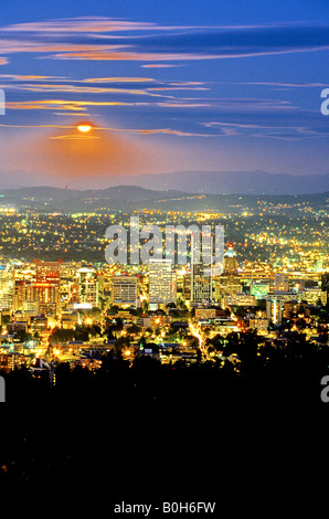 Lune sur les gratte-ciel de Portland Oregon USA Banque D'Images