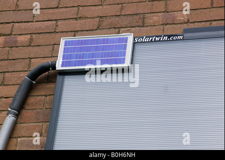 Un panneau solaire sur l'école à Ashton Hayes dans Cheshire qui vise à devenir le premier village neutre en carbone Banque D'Images