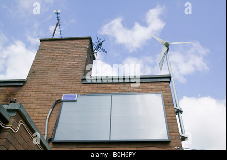 Un panneau solaire et éolienne sur l'école à Ashton Hayes dans Cheshire qui vise à devenir le premier village neutre en carbone Banque D'Images